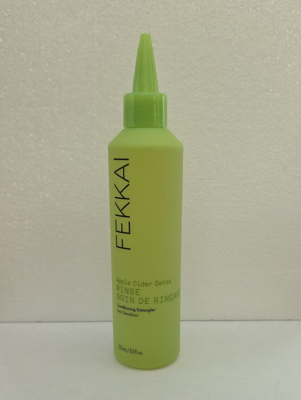 FEKKAI Apple Cider Detox Rinse Cleanser in Light Green